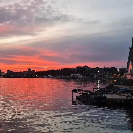 Entire 4pax , Sea View, Pool Равда