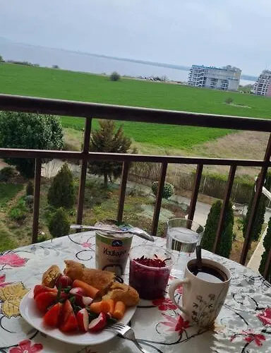 Entire 4pax , Sea View, Pool Apartment