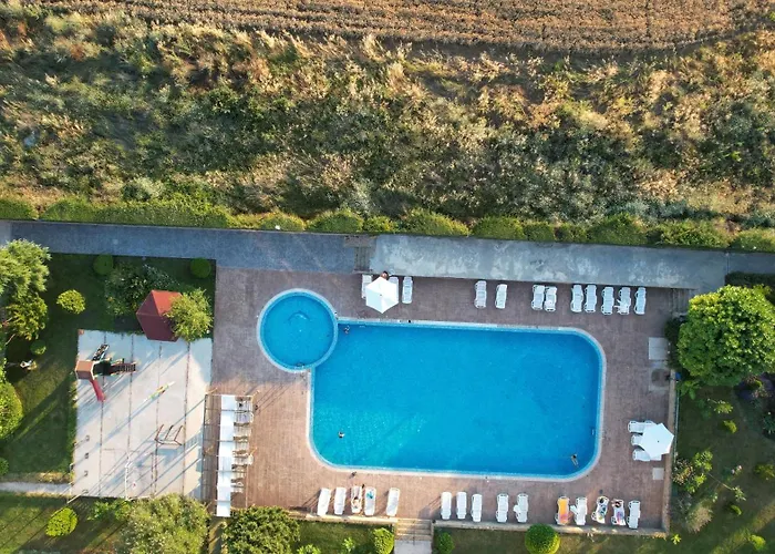 Entire 4pax , Sea View, Pool Apartment *