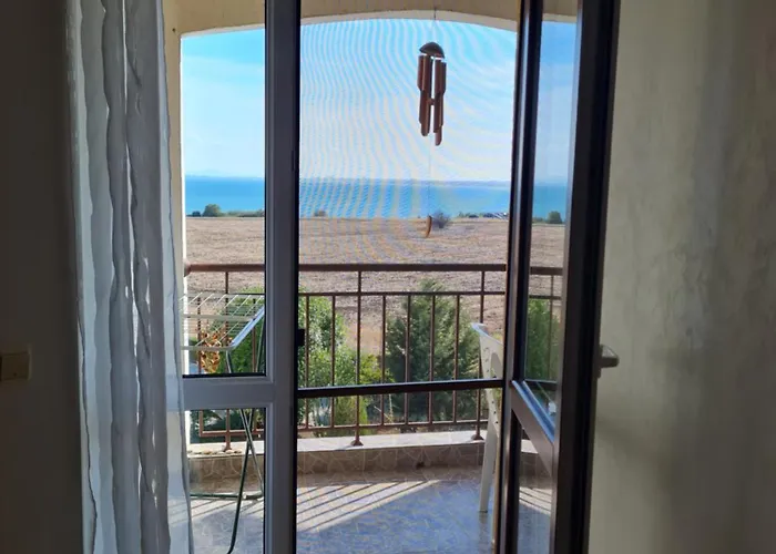 Entire 4pax , Sea View, Pool Apartment Rawda